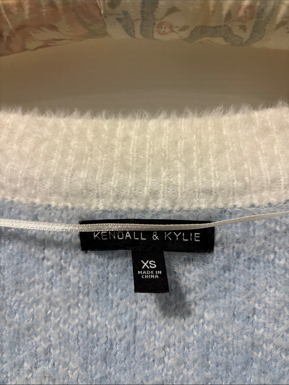 Kendall & Kylie Cropped Houndstooth V-Neck Cardigan in Blue & Cream - Picture 2 of 4